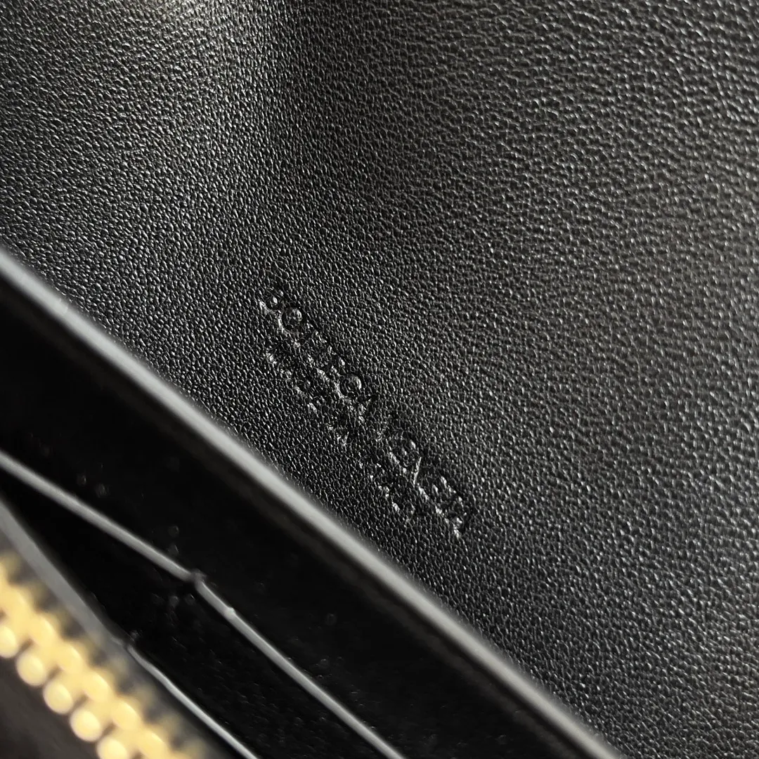 Batch 1160 BV Andiamo clutch wallet is super high-end🤎🤎How come the long clutch bag is so exquisite~ The braided style bag surface paired with all-copper hardware is really warm and high-end. The bag body is super light and can be grabbed easily! It can store a lot of small items and large mobile phones ~ very practical for daily use. Style number: 741504 Size: 19*11.5*3